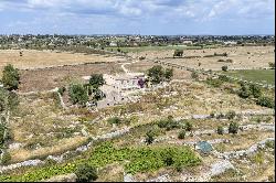 Farmhouse to be renovated nestled in the Modican countryside