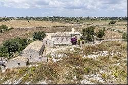 Farmhouse to be renovated nestled in the Modican countryside