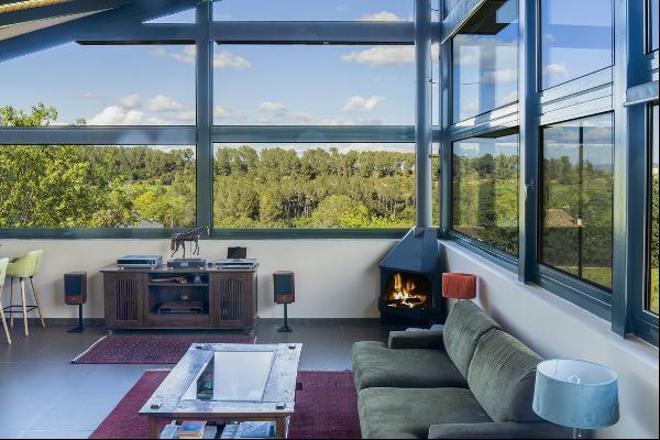 Industrial loft-style single-family house surrounded by vineyards