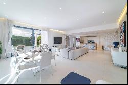 Mougins: Beautiful contemporary villa in a quiet area