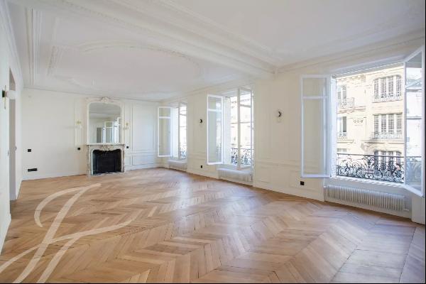 Sale - Apartment Paris 17th (Plaine-Monceau) 