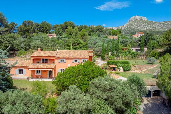 Aubagne, Les Solans - Family Home on Vast Grounds with Pool