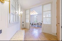 Extraordinary corner apartment a few steps from Arc de Triomf