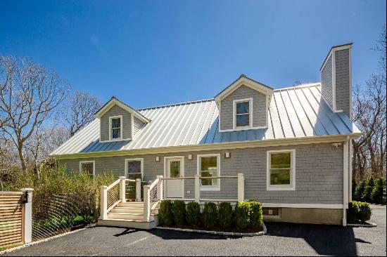 Close to East Hampton Bay Beaches!