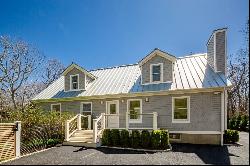 Close to East Hampton Bay Beaches!