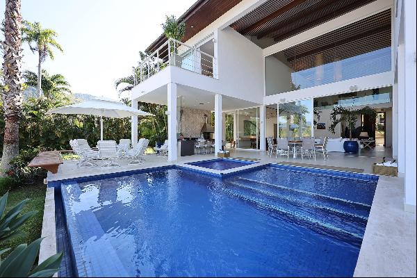 Contemporary house in gated community in Angra dos Reis