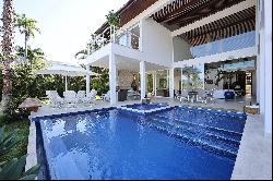 Contemporary house in gated community in Angra dos Reis