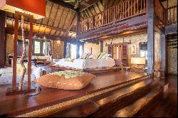 TAHA'A - Hotel for sale in Tahaa with bungalows on the beach and on stilts