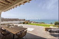 Exclusive villa with pool and direct sea access