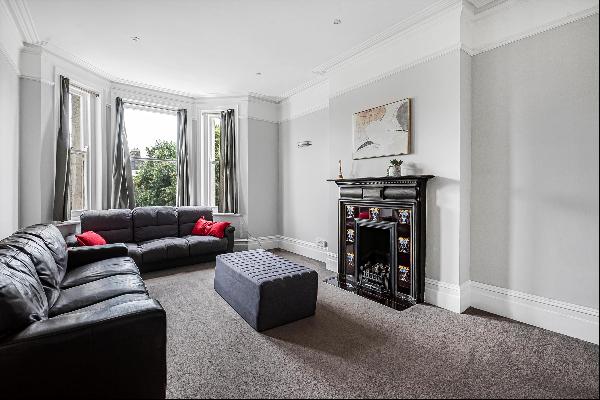 A spacious three bedroom lateral apartment located in Oval.