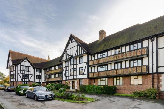 A spacious 2 bedroom apartment in a great location in Esher.