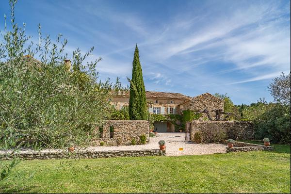 Prestigious farmhouse in the Gard.