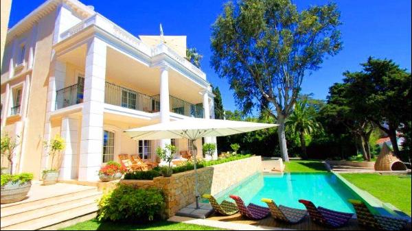 Magnificent villa with swimming pool and sea view on the Cap d'Antibes.