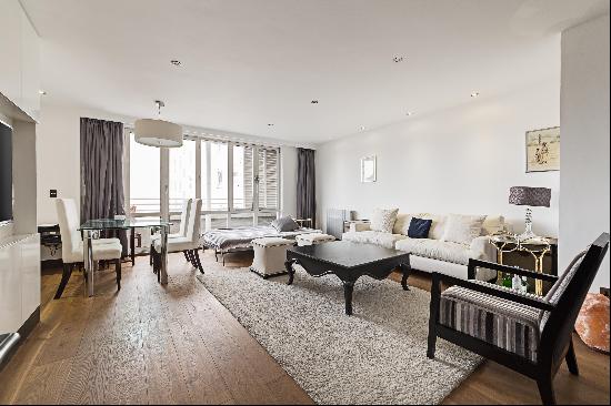 Spacious 2 bedroom flat for sale in Porchester Gate, W2.