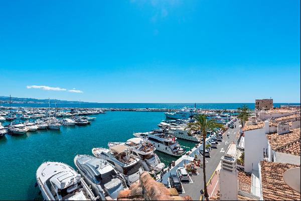 A spacious duplex penthouse with spectacular sea views and a rooftop terrace in the heart 