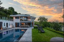 Luxurious contemporary property with panoramic views