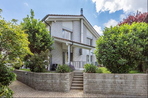 Semi-detached house located in a dead-end with beautiful open views