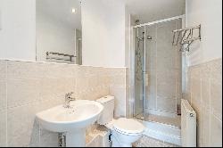 Kingham Place, Farnham, Surrey, GU9 7AR