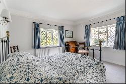 Blacknest Gate Road, Ascot, Berkshire, SL5 0PT