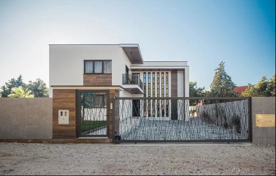 Beautiful new modern villa walking distance to the beach in Umag