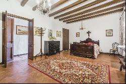 Manor house of 1300m2 with 100.000 m2 of vineyards at 20 minutes from Sitges.