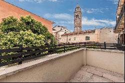 Bright penthouse with terrace a few steps from the center