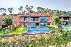 House with swimming pool and sea views in private urbanization in Sa Riera