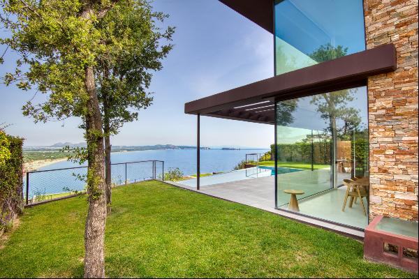 House with swimming pool and sea views in private urbanization in Sa Riera