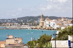 Corner house on the first line of the port of Sitges