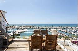 Corner house on the first line of the port of Sitges