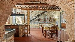 Ancient country mansion with hot spring and vineyards, Siena - Toscana