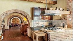 Ancient country mansion with hot spring and vineyards, Siena - Toscana