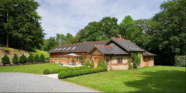 Available to let this 5 bedroom family home set within acres of the remarkable Surrey hill