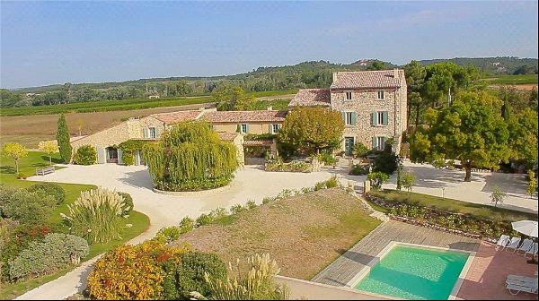 Provencal property with views of Bonnieux for sale with guest accommodation