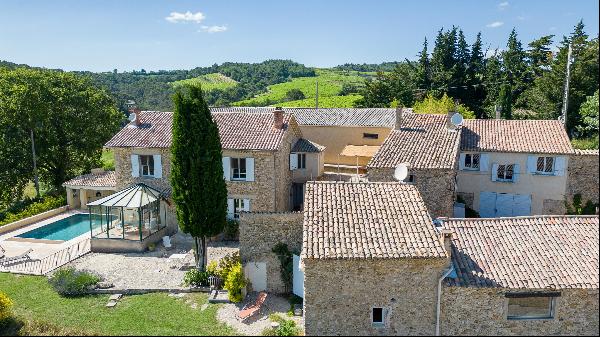 A brilliant property forming a Provencal hamlet with numerous possibilities for further re