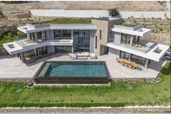 A Superb Contemporary Villa with Panoramic Sea View.