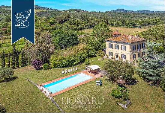 Prestigious property for sale on the hills next to the centre of Lucca, with olive groves 