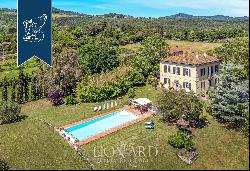 Prestigious property for sale on the hills next to the centre of Lucca, with olive groves 