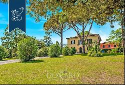 Prestigious property for sale on the hills next to the centre of Lucca, with olive groves 