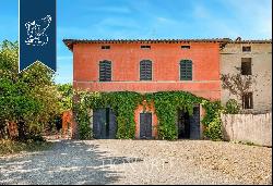 Prestigious property for sale on the hills next to the centre of Lucca, with olive groves 