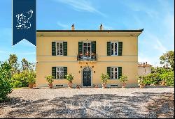 Prestigious property for sale on the hills next to the centre of Lucca, with olive groves 