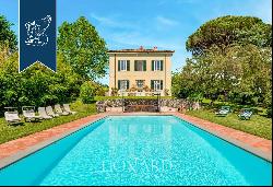 Prestigious property for sale on the hills next to the centre of Lucca, with olive groves 