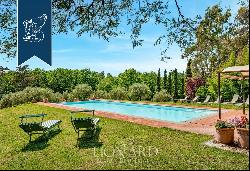 Prestigious property for sale on the hills next to the centre of Lucca, with olive groves 