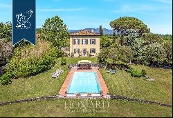 Prestigious property for sale on the hills next to the centre of Lucca, with olive groves 