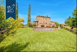 Prestigious stone farmhouse with an outbuilding and a pool on the hills of the Chiana Vall