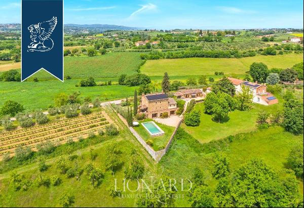 Prestigious stone farmhouse with an outbuilding and a pool on the hills of the Chiana Vall