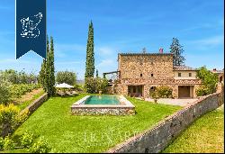 Prestigious stone farmhouse with an outbuilding and a pool on the hills of the Chiana Vall