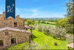 Prestigious stone farmhouse with an outbuilding and a pool on the hills of the Chiana Vall