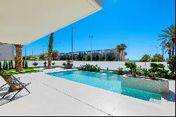 Magnificent villa in Dehesa de Campoamor just a few steps away from the sea