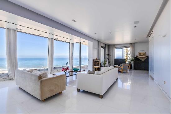 Sophisticated Sea Views Apartment in Prime Location